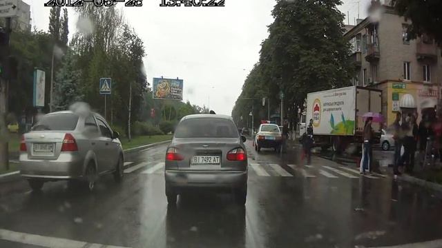 А пешеходы идут на красный.avi смотреть онлайн