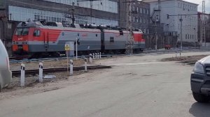 Электровоз 2ЭС5К-316 выезжает из депо Мурманск