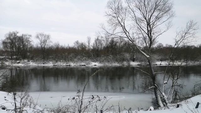 Тихая и добрая зимняя река.