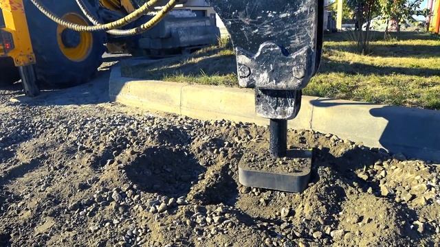 Трамбование основания для укладки брусчатки. смотреть онлайн