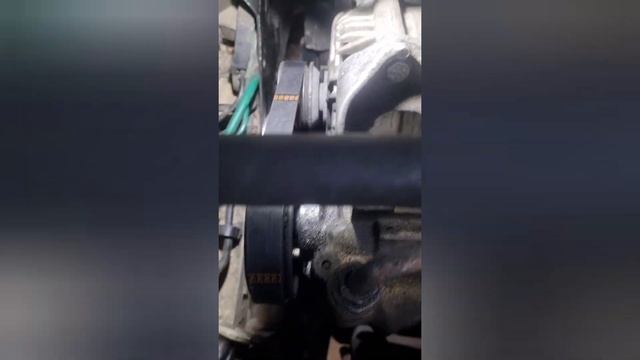 Wymiana pompy wody i gum stabilizatora Renault Scenic смотреть онлайн
