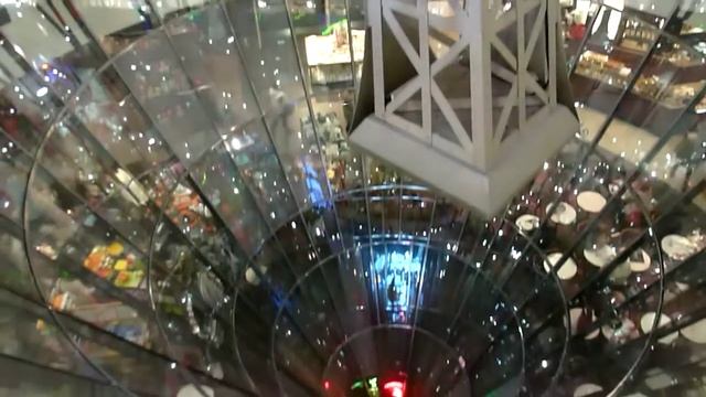 Galeries Lafayette warenhuis in Berlijn. Galeries Lafayette wall mart in Berlin. смотреть онлайн