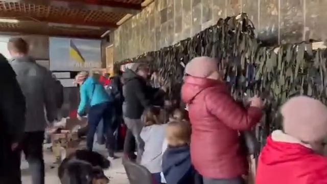 Сейчас в Хмельницком женщины и дети плетут маскировочные сетки, чтобы помочь нашим героям. смотреть онлайн