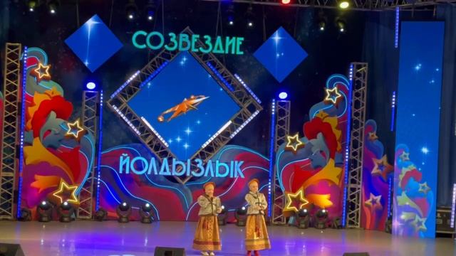 "Кнопочки баянные" - всеми любимая народная песня от фолк проекта "Ежевика" смотреть онлайн