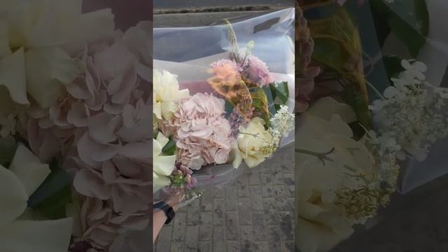 Пышный букет из гортензий и французских роз смотреть онлайн