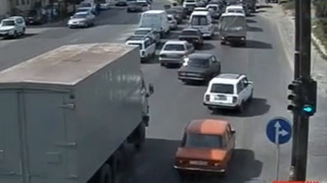 #В Баку грузовик протаранил легковой автомобиль смотреть онлайн
