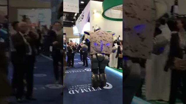 Робот полицейский на выставке в Дубае. ETIMAD-2019 в ОАЭ. смотреть онлайн