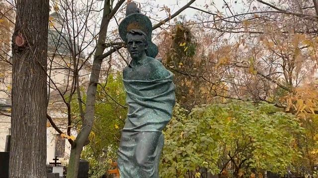 Как выглядит обновлённый памятник на могиле Владимира Высоцкого на Ваганьковском кладбище? смотреть онлайн
