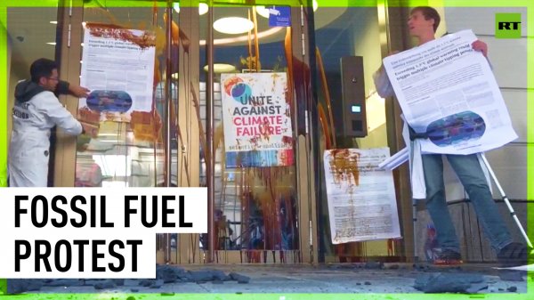 Protesters spray oil & throw coal at company investing in fossil fuels