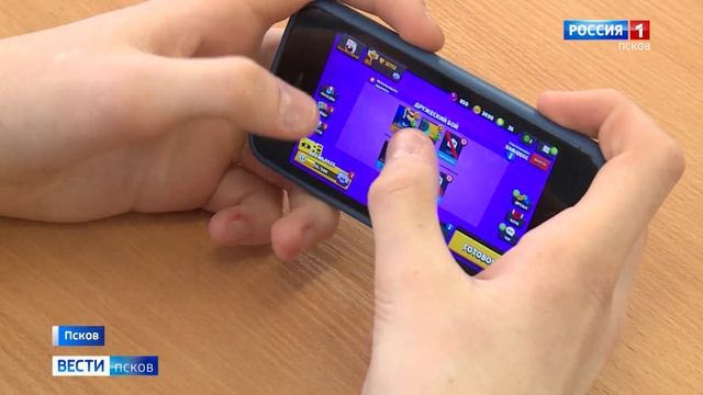 В Псковской школе ученики сдают телефоны на время урока смотреть онлайн