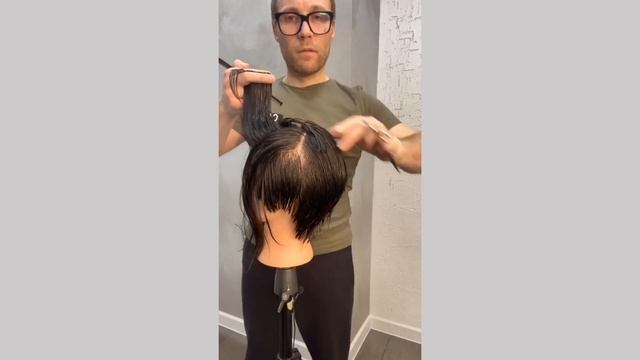 Как подстричь короткую стрижку с удлиннённой чёлкой. Часть2. смотреть онлайн