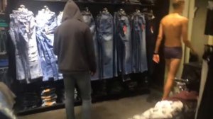 ШОК! Парень в магазине в одних трусах! 18+ #хочукешью