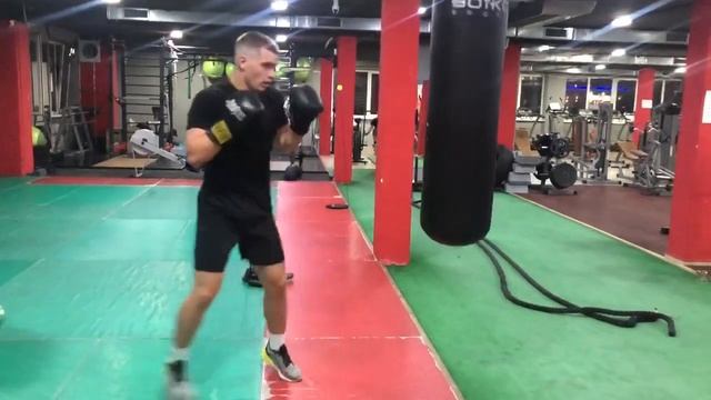 РАБОТА НА МЕШКЕ \ГРУШЕ\ ТРЕНИРОВКИ ПО БОКСУ. смотреть онлайн