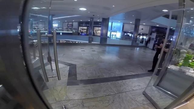 POLICE & SECURITY CHASE THROUGH MALL! DELIVERING MERCH TO A FAN! смотреть онлайн