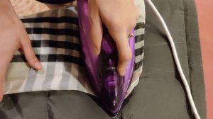 Ремонт дыр на куртке при помощи наклеек своими руками!