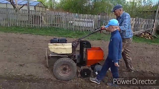 Самодельная картофелесажалка на мотоблок Нева МБ ..сажаю с дедушкой картошку смотреть онлайн