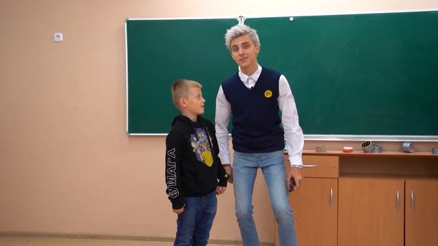 Экстремальные Прятки В ШКОЛЕ с Младшим Братом ! - Челлендж смотреть онлайн