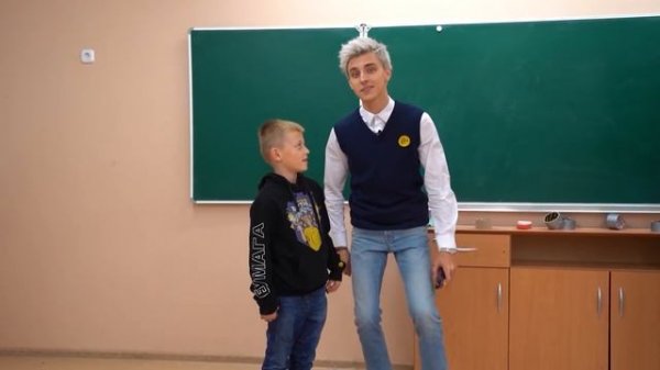 Экстремальные Прятки В ШКОЛЕ с Младшим Братом ! - Челлендж