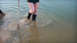 Девушки в сапогах на высоких каблуках в грязи