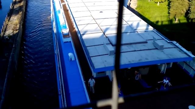 Проход теплохода через шлюз Угличской ГЭС смотреть онлайн