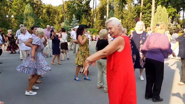 ТАМ ЗА РЕКОЮ ПЛЯСКА ИДЁТ! СЧАСТЛИВЫЕ МОМЕНТЫ ИЗ ПАРКА ГОРЬКОГО ХАРЬКОВ смотреть онлайн