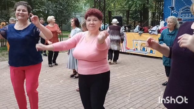 Танцы продолжаются??В парке городском #танцы#парк#пенсионеры смотреть онлайн