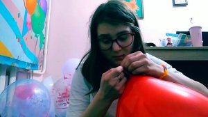 Красивая девушка Дарья и её эксперимент «шарик в шарике» - золотой внутри красного
