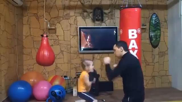 Маленькая девочка-боксер с невероятной скоростью смотреть онлайн