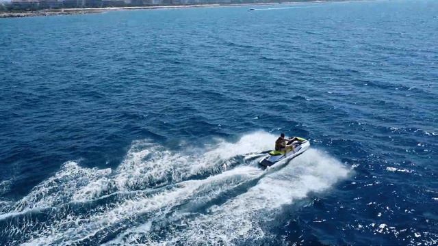 Съёмка с дрона заезда на гидроцикле