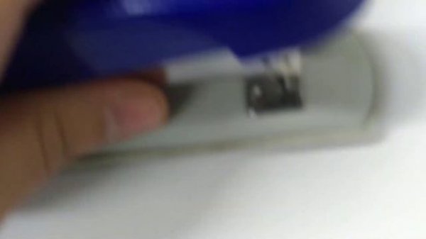 Как вставить в степлер скобы