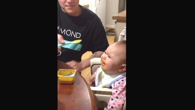 Mac & cheese.. Hungry baby.. Amelia loves her din din смотреть онлайн