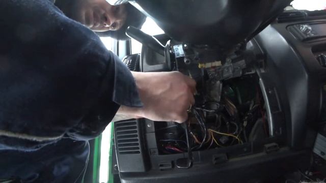 Замена подрулевого разъема на Jeep Wrangler TJ 2004 смотреть онлайн
