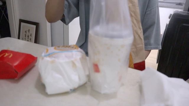 ENG ) 자취생 브이로그? 본가에서 자취생처럼 생활하며 에어프라이어로 라따뚜이? 만들어 먹는 일상 l 라따뚜이, 유부 볶음, 생선가스, 맥도날드 신메뉴?, LA갈비? смотреть онлайн