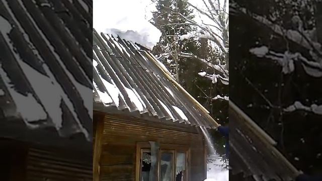 Чистка снега с крыши складной лопатой смотреть онлайн