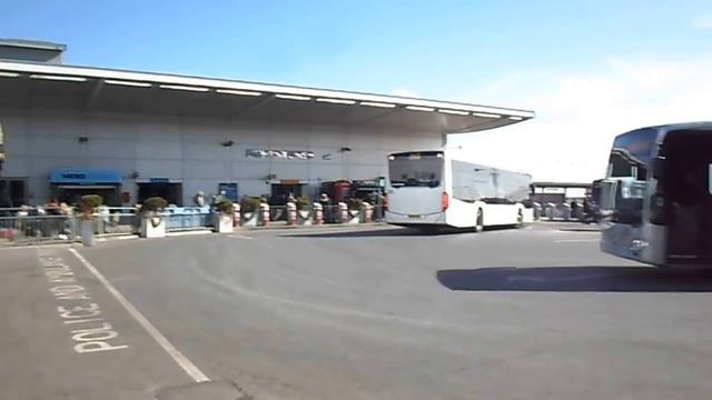 Luton Airport Departures and Arrivals смотреть онлайн