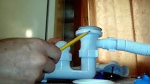 Течёт сифон под ванной. Что делать?