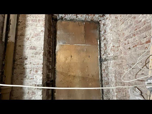 Нашлись три окна при демонтаже. Демонтаж в старом фонде СПб. Декабрь 2022 смотреть онлайн