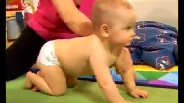 Как научить ребенка ползать, сидеть смотреть онлайн