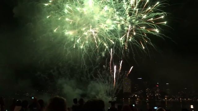 Новогодние фейерверки в Сиднее смотреть онлайн