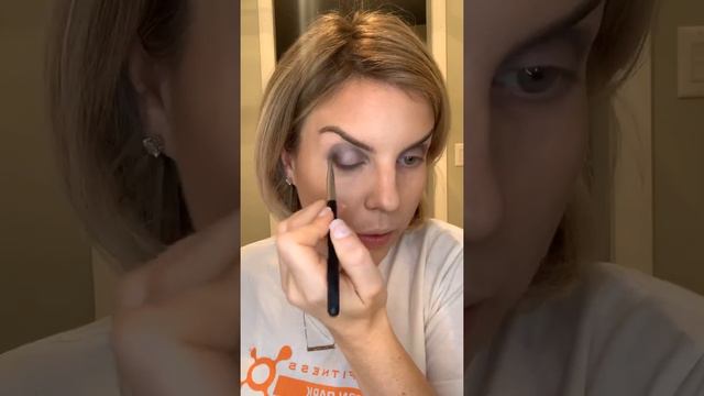 Simple foundation routine and a dramatic eye because we’re having a little late night therapy. смотреть онлайн