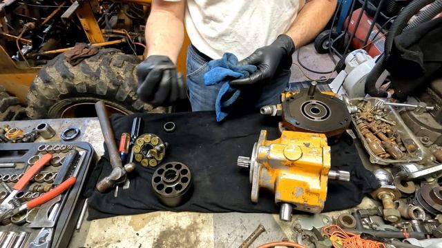 Opening the hydraulic pump on my Case 1845 Skid Steer смотреть онлайн