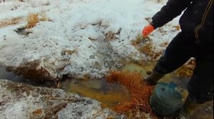 ✔ Замор рыбы Спасаю рыбу от замора Ловля рыбы руками задуха, загар рыбы