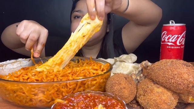CHEESY SPICY FIRE NOODLES ?CRISPY CHEESY CHICKEN DRUMSTICKS KEBABS ? WITH CHICKEN MOMOS |MUKBANG? смотреть онлайн