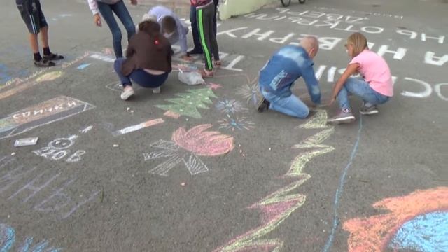 Видеодневник летнего лагеря. День рисунков на асфальте смотреть онлайн