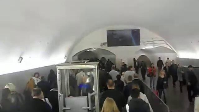 Часы пик на транспорте: метро "Баррикадная" смотреть онлайн