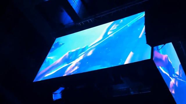 Klitchko wife is singing a song to Vitaliy Klitchko before the Fight with Manuel Charr смотреть онлайн