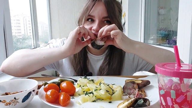 Мукбанг картошечка со скумбрией, соленья, грибочки #мукбанг #обжор смотреть онлайн