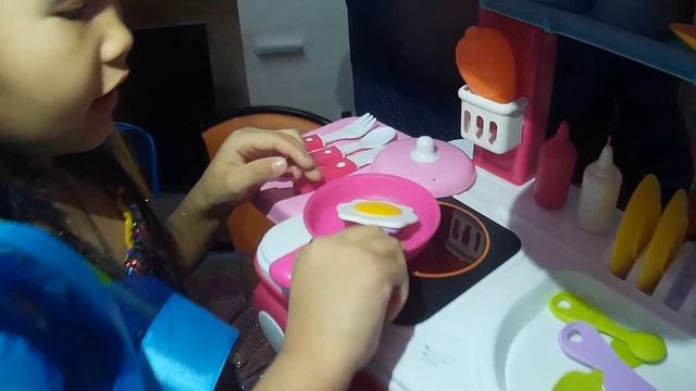Амира с братом Кайрошай соберают кухню/новая игрушка смотреть онлайн