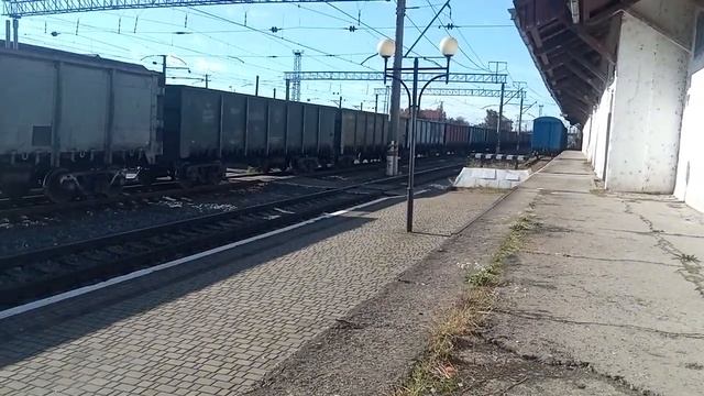 ВЛ11М-057 с грузовым поездом и приветливой локомотивной бригадой проследует станцию смотреть онлайн