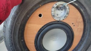 Скрытая установка сабвуфера в нишу запасного колеса. Объемный бас!